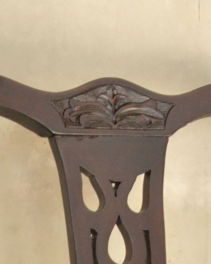 ダイニングチェア　アンティーク チェア　お花の彫りが刻まれた、マホガニー材の英国アンティークチェア。トップにはお花の彫りが刻まれています。(q-172-c)