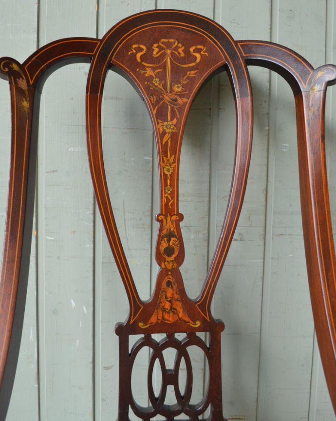 サロンチェア アンティーク チェア 象嵌が入った貴重なアンティーク、マホガニー材の高級感漂うサロンチェア。背もたれのデザインがとてもキレイ。(q-174-c)