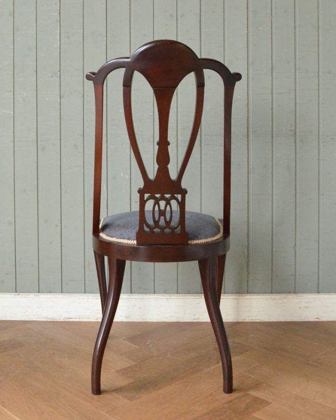 サロンチェア アンティーク チェア 象嵌が入った貴重なアンティーク、マホガニー材の高級感漂うサロンチェア。アンティークらしく、流行を追わずに長く使えるデザイン。(q-174-c)