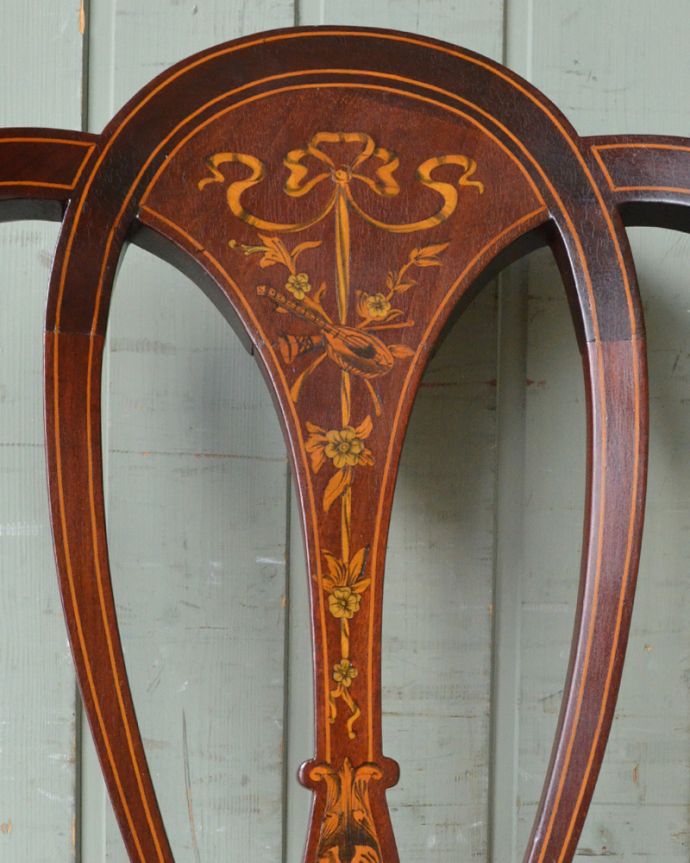 サロンチェア アンティーク チェア 象嵌が入った貴重なアンティーク、マホガニー材の高級感漂うサロンチェア。背もたれには象嵌が施された芸術品のように美しいチェアです。(q-174-c)
