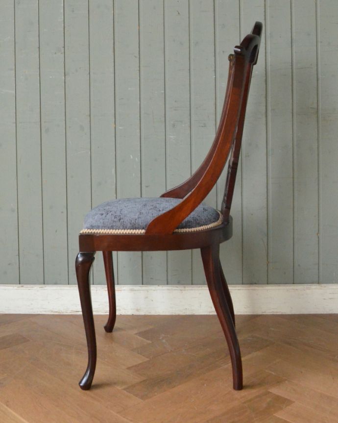 サロンチェア アンティーク チェア 象嵌が入った貴重なアンティーク、マホガニー材の高級感漂うサロンチェア。横から見た感じ。(q-174-c)