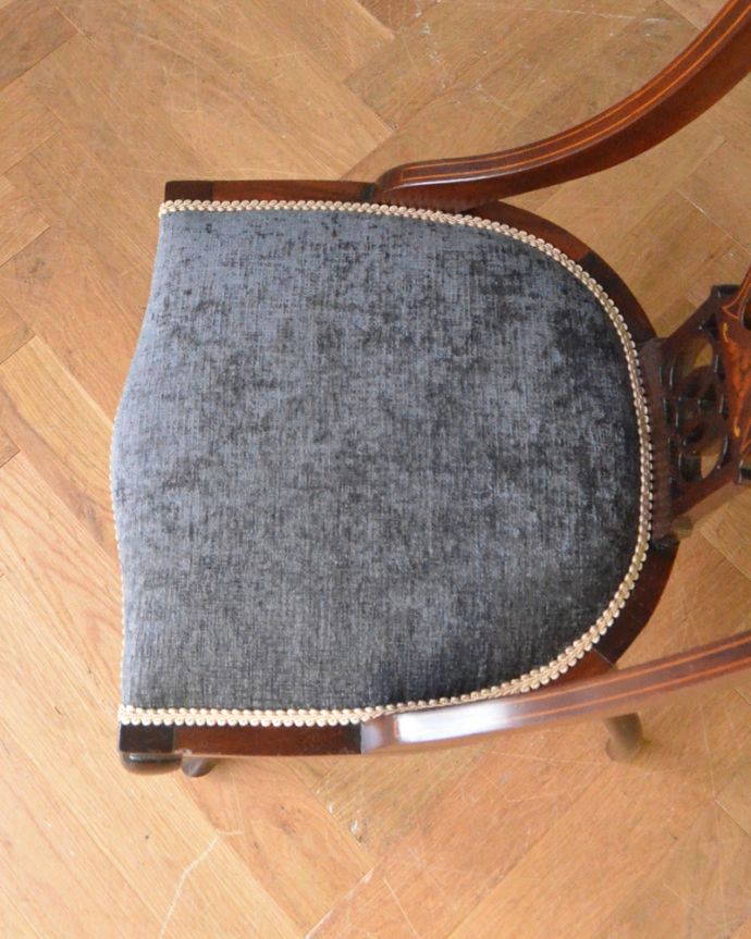 サロンチェア アンティーク チェア 象嵌が入った貴重なアンティーク、マホガニー材の高級感漂うサロンチェア。座面は、布が貼ってあるので、長時間座っても疲れません。(q-174-c)