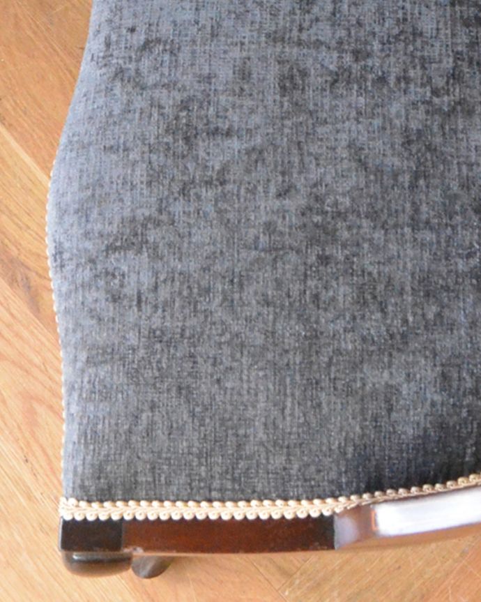 サロンチェア アンティーク チェア 象嵌が入った貴重なアンティーク、マホガニー材の高級感漂うサロンチェア。座面の生地は、美しいチェアが惹き立つ様にシックな新しい生地に張り替えています。(q-174-c)