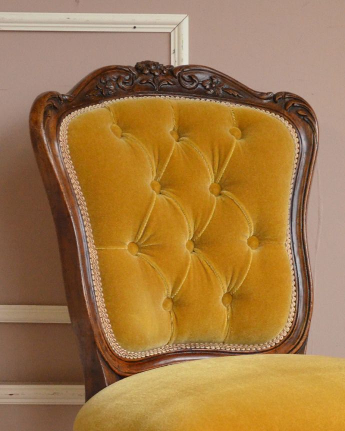 サロンチェア アンティーク チェア 華やかなイエローのサロンチェア、美しいアンティークの椅子。背もたれのクッションのデザイン、周りの縁どりのデザインどこを見てもエレガントです!。(q-175-c)