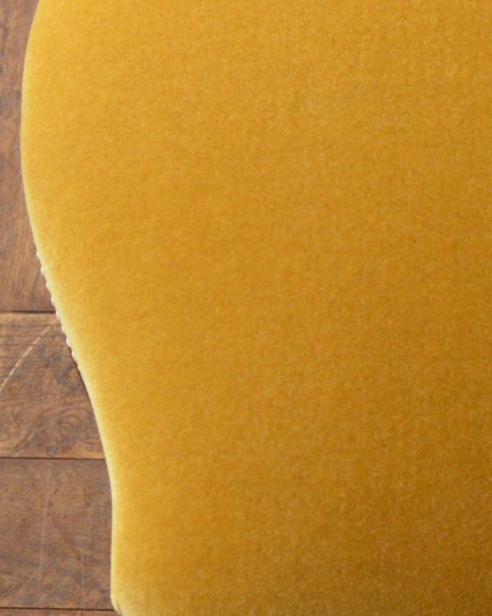 サロンチェア アンティーク チェア 華やかなイエローのサロンチェア、美しいアンティークの椅子。布が貼ってあるので、長時間座っても疲れません。(q-175-c)