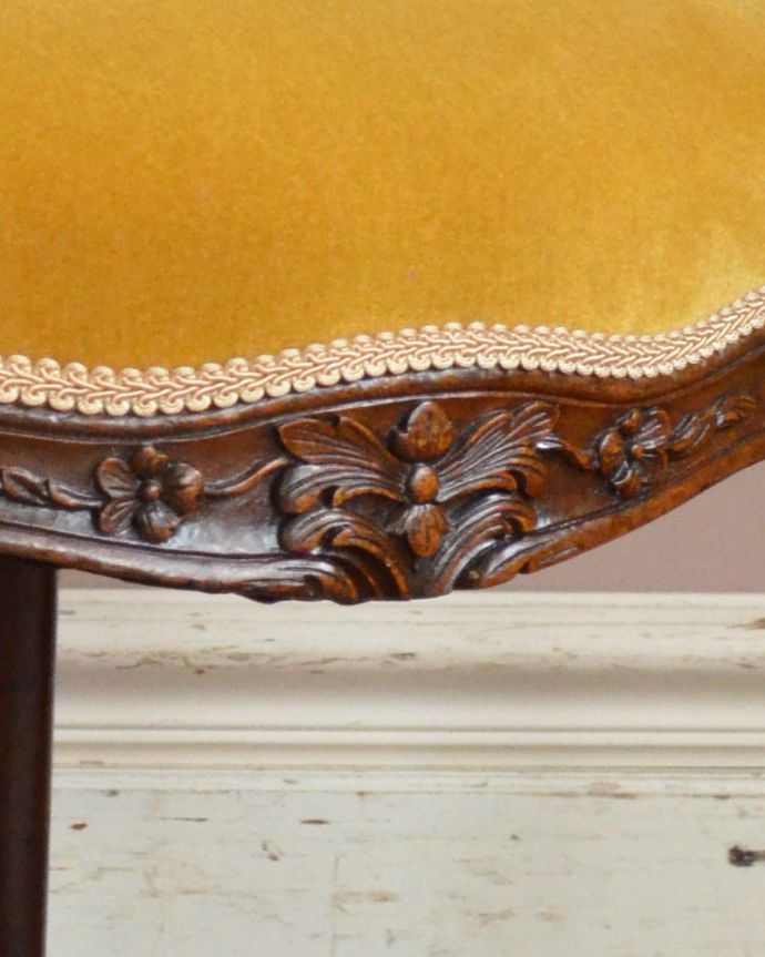 サロンチェア アンティーク チェア 華やかなイエローのサロンチェア、美しいアンティークの椅子。座ってしまうと見えない部分にまでもお花の彫があるんです。(q-175-c)