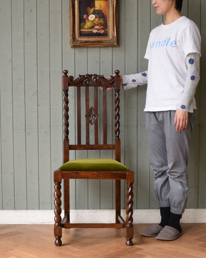 ダイニングチェア アンティーク チェア 絵になるアンティークのダイニングチェア、ツイストと彫が美しいオークチェア。クラシカルで英国の雰囲気が漂うチェア。(q-183-c)