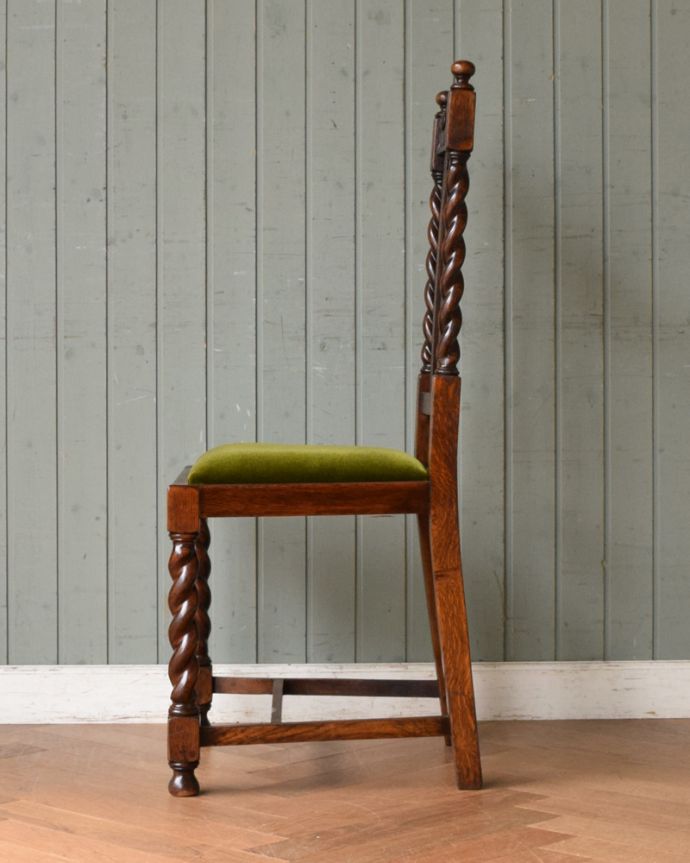 ダイニングチェア アンティーク チェア 絵になるアンティークのダイニングチェア、ツイストと彫が美しいオークチェア。横から見ても綺麗な装飾が楽しめます。(q-183-c)