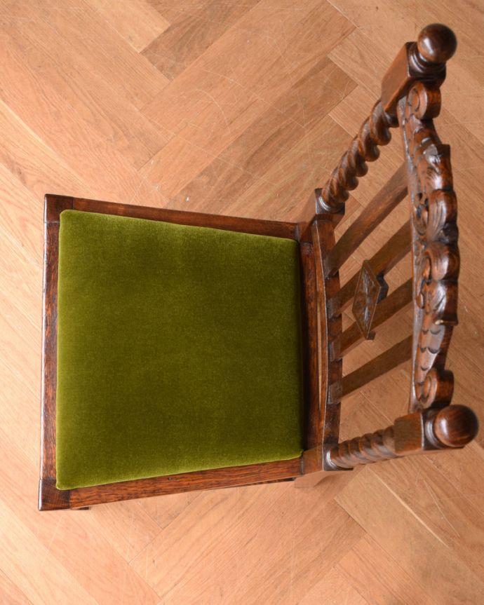 ダイニングチェア アンティーク チェア 絵になるアンティークのダイニングチェア、ツイストと彫が美しいオークチェア。座面の取り外しが簡単に出来るようになっています。(q-183-c)