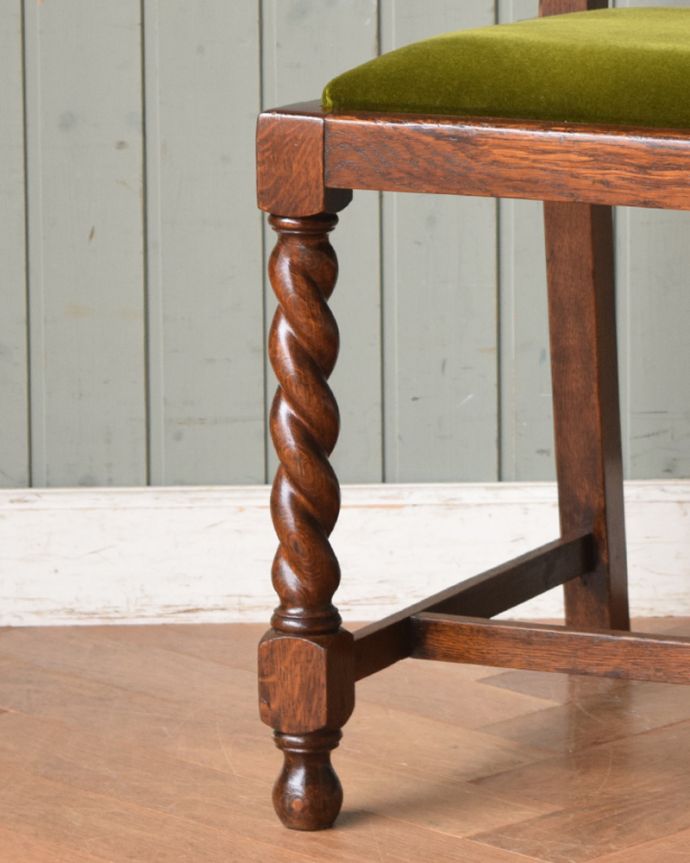 ダイニングチェア アンティーク チェア 絵になるアンティークのダイニングチェア、ツイストと彫が美しいオークチェア。脚も水が流れるようなツイスト。(q-183-c)