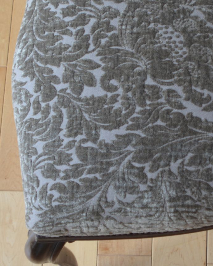 サロンチェア アンティーク チェア リボンみたいな彫が美しい英国椅子、アンティークサイドチェア(サロンチェア)。座面の張り地は、新しい生地に張替えています。(q-186-c)