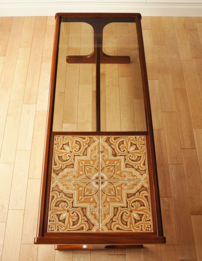 アンティークのテーブル　アンティーク家具　モダンなデザインのアンティーク家具、ガラスとタイルをはめ込んだセンターテーブル。天板はガラスとタイルの２つの雰囲気を楽しめます！どちらの天板も美しい状態です。(q-188-f-1)