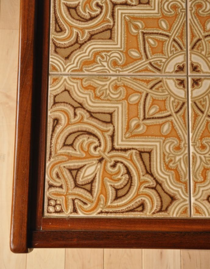 アンティークのテーブル　アンティーク家具　モダンなデザインのアンティーク家具、ガラスとタイルをはめ込んだセンターテーブル。大人っぽい抑えた色使い。(q-188-f-1)