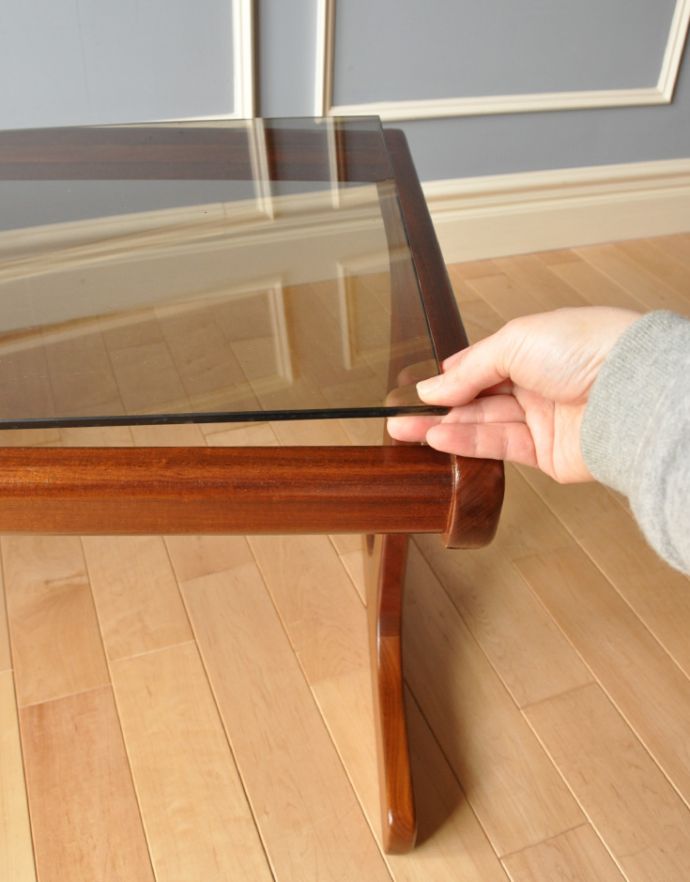 アンティークのテーブル　アンティーク家具　モダンなデザインのアンティーク家具、ガラスとタイルをはめ込んだセンターテーブル。ガラス部分は取り外しできるようになっているので、模様替えやお手入れの際も嬉しいですよね。(q-188-f-1)