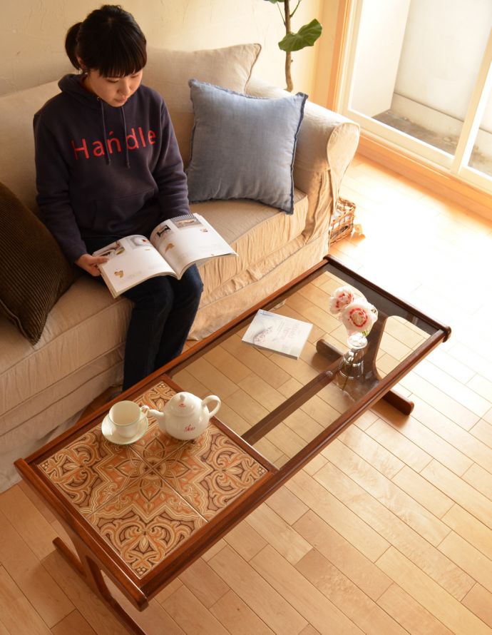 アンティークのテーブル　アンティーク家具　モダンなデザインのアンティーク家具、ガラスとタイルをはめ込んだセンターテーブル。天板が広いので、ゆったりとお使い頂けます。(q-188-f-1)