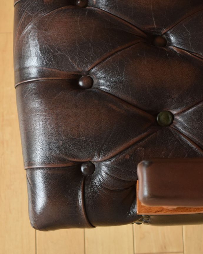 チェスターフィールド　アンティーク チェア　英国アンティークの書斎ができる、カッコいいデスクチェア（リボルビングチェア）。パンと張った革が美しい。(q-191-c)