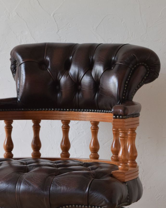 チェスターフィールド　アンティーク チェア　英国アンティークの書斎ができる、カッコいいデスクチェア（リボルビングチェア）。高級感漂う一脚。(q-191-c)