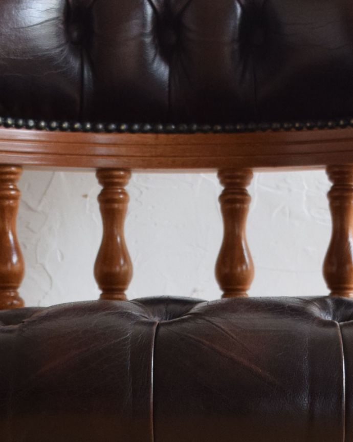 チェスターフィールド　アンティーク チェア　英国アンティークの書斎ができる、カッコいいデスクチェア（リボルビングチェア）。整列した鋲から、高級感が漂ってきます。(q-191-c)