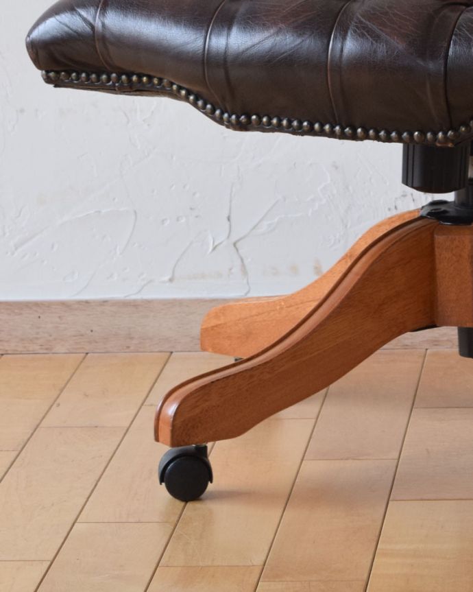 チェスターフィールド　アンティーク チェア　英国アンティークの書斎ができる、カッコいいデスクチェア（リボルビングチェア）。きちんと調整したので、新しいものと比べるとスムーズではありませんが、ちゃんと動きます。(q-191-c)