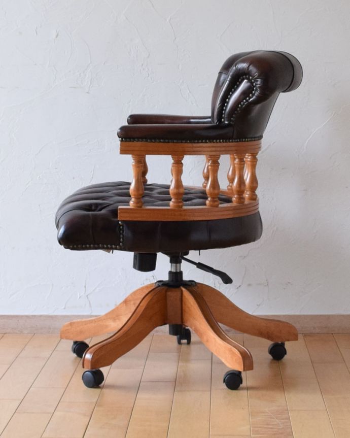 チェスターフィールド　アンティーク チェア　英国アンティークの書斎ができる、カッコいいデスクチェア（リボルビングチェア）。サイドから見ても絵になります。(q-191-c)