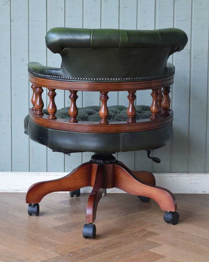 布座面 アンティーク チェア かっこいい大人の英国の革張りのデスクチェア(リボルビングチェア)。アンティークらしく、流行を追わずに長く使えるデザイン。(q-193-c)