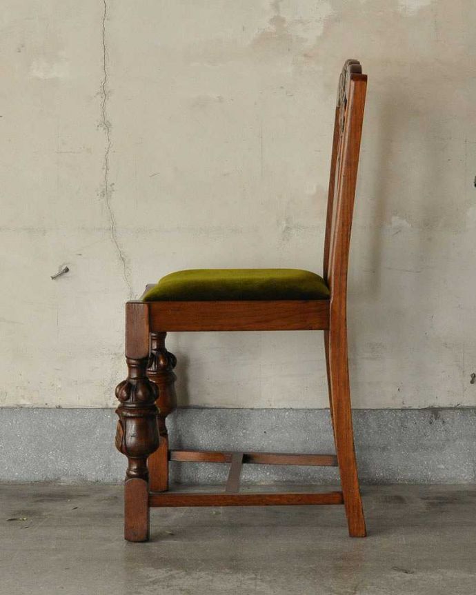 脚はバルボスレッグ、背もたれはお花の彫刻が美しいアンティークオーク