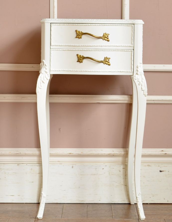 アンティークのチェスト　アンティーク家具　フレンチテイストのアンティーク家具、ホワイトカラーのベッドサイドチェスト。リビングではメモ、リモコン、筆記用具など近くに置いておきたいものを収納しておけばとっても便利ですよ。(q-202-f-1)