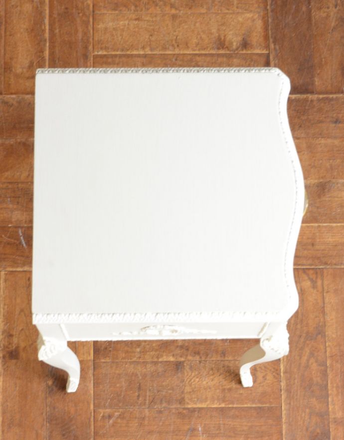 アンティークのチェスト　アンティーク家具　フレンチテイストのアンティーク家具、ホワイトカラーのベッドサイドチェスト。天板もキレイにお直ししています。(q-202-f-1)