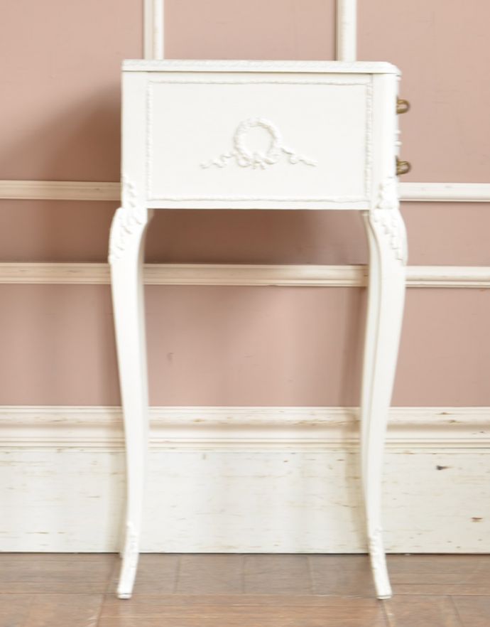 アンティークのチェスト　アンティーク家具　フレンチテイストのアンティーク家具、ホワイトカラーのベッドサイドチェスト。サイドから見ても絵になります。(q-202-f-1)