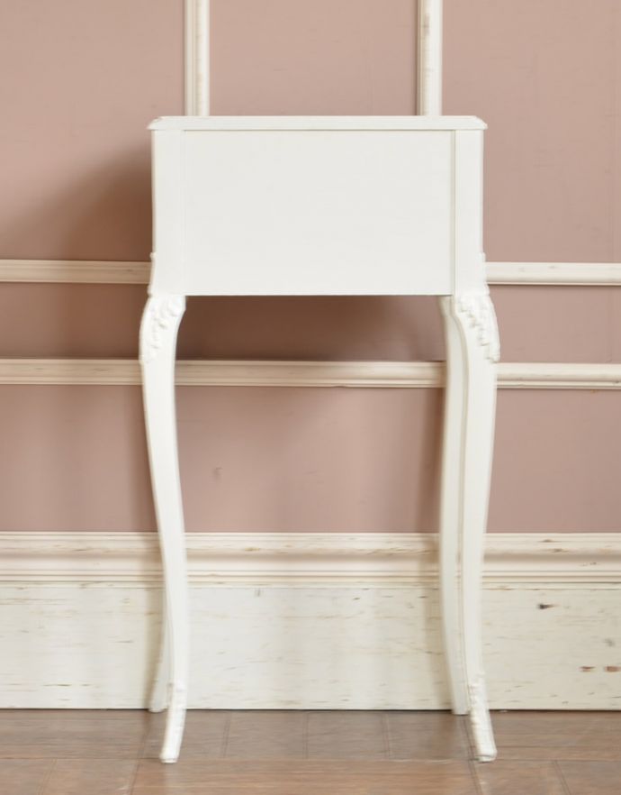 アンティークのチェスト　アンティーク家具　フレンチテイストのアンティーク家具、ホワイトカラーのベッドサイドチェスト。きちんとメンテナンスしてあるので、裏側もキレイです。(q-202-f-1)