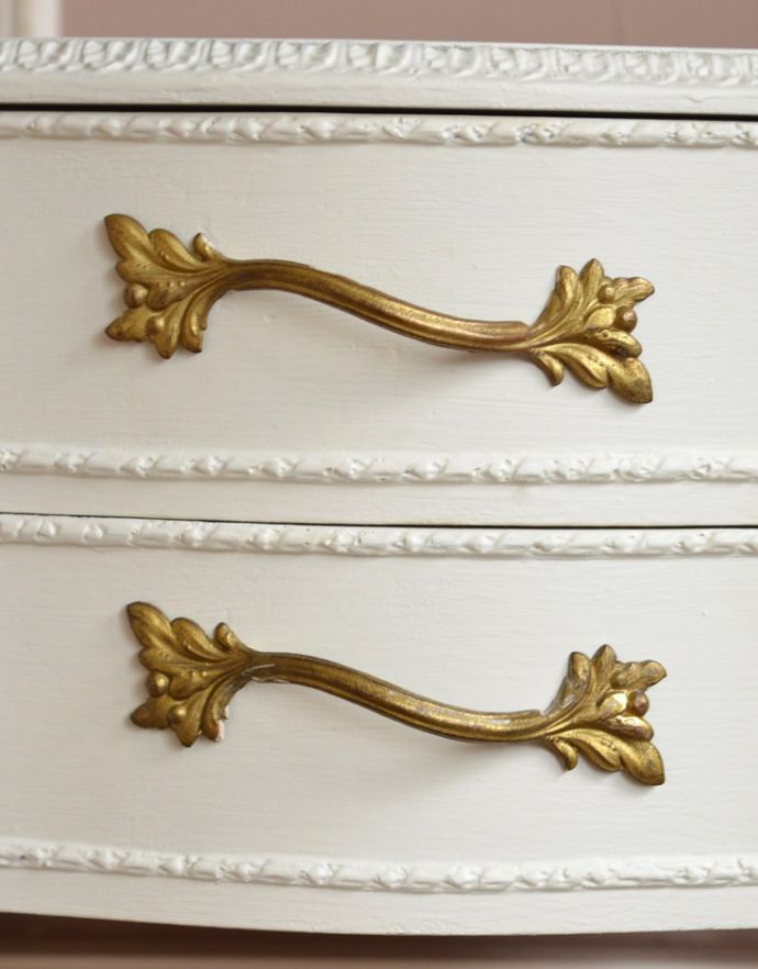 アンティークのチェスト　アンティーク家具　フレンチテイストのアンティーク家具、ホワイトカラーのベッドサイドチェスト。アンティークの装飾がオシャレな取っ手です。(q-202-f-1)