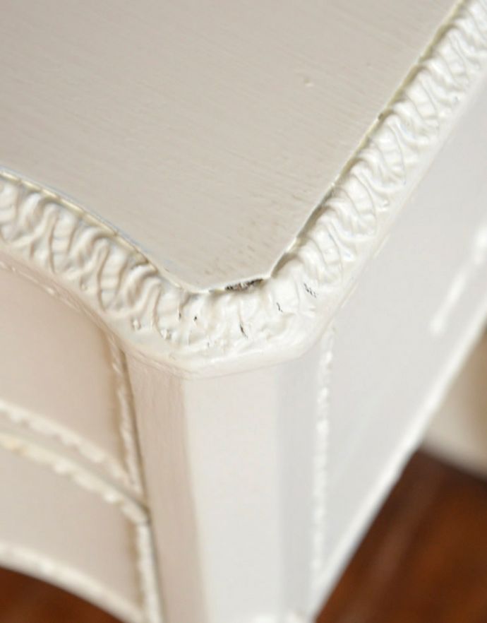 アンティークのチェスト　アンティーク家具　フレンチテイストのアンティーク家具、ホワイトカラーのベッドサイドチェスト。天板の縁にも可愛い飾りがあります。(q-202-f-1)