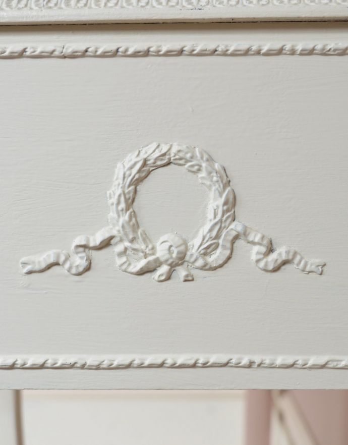 アンティークのチェスト　アンティーク家具　フレンチテイストのアンティーク家具、ホワイトカラーのベッドサイドチェスト。キャビネットの両サイドにリースがモチーフの装飾。(q-202-f-1)