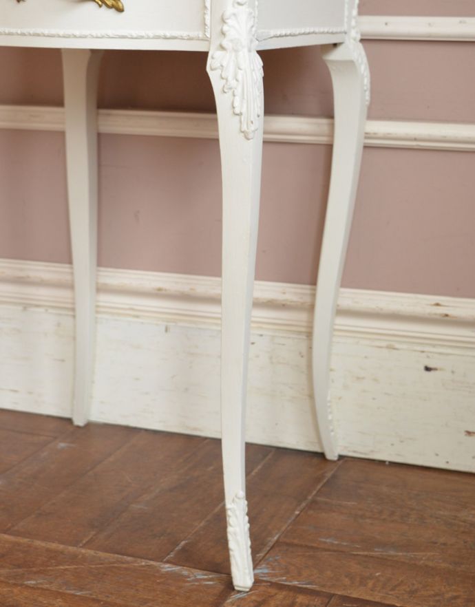 アンティークのチェスト　アンティーク家具　フレンチテイストのアンティーク家具、ホワイトカラーのベッドサイドチェスト。スラリと伸びた美しい脚。(q-202-f-1)