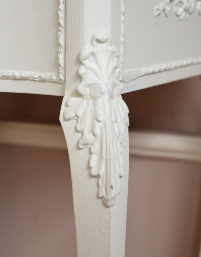 アンティークのチェスト　アンティーク家具　フレンチテイストのアンティーク家具、ホワイトカラーのベッドサイドチェスト。隅々まで細やかな彫が施されています。(q-202-f-1)