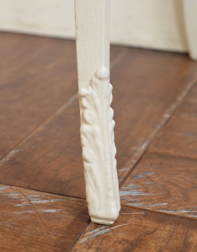 アンティークのチェスト　アンティーク家具　フレンチテイストのアンティーク家具、ホワイトカラーのベッドサイドチェスト。美しい飾りが入っている脚です。(q-202-f-1)