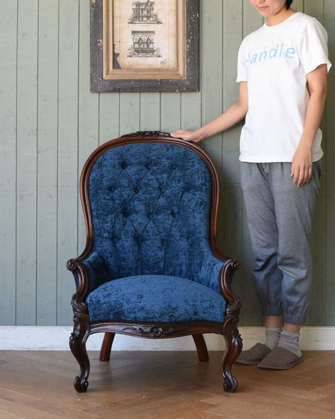 サロンチェア　アンティーク チェア　ウォルナット材のアームチェア、英国輸入のアンティークサロンチェア（パーソナルチェア）。上品な雰囲気が漂うチェア。(q-204-c)