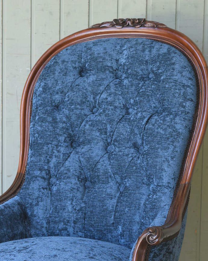 サロンチェア　アンティーク チェア　ウォルナット材のアームチェア、英国輸入のアンティークサロンチェア（パーソナルチェア）。隅々まで装飾が施されたデザインです。(q-204-c)