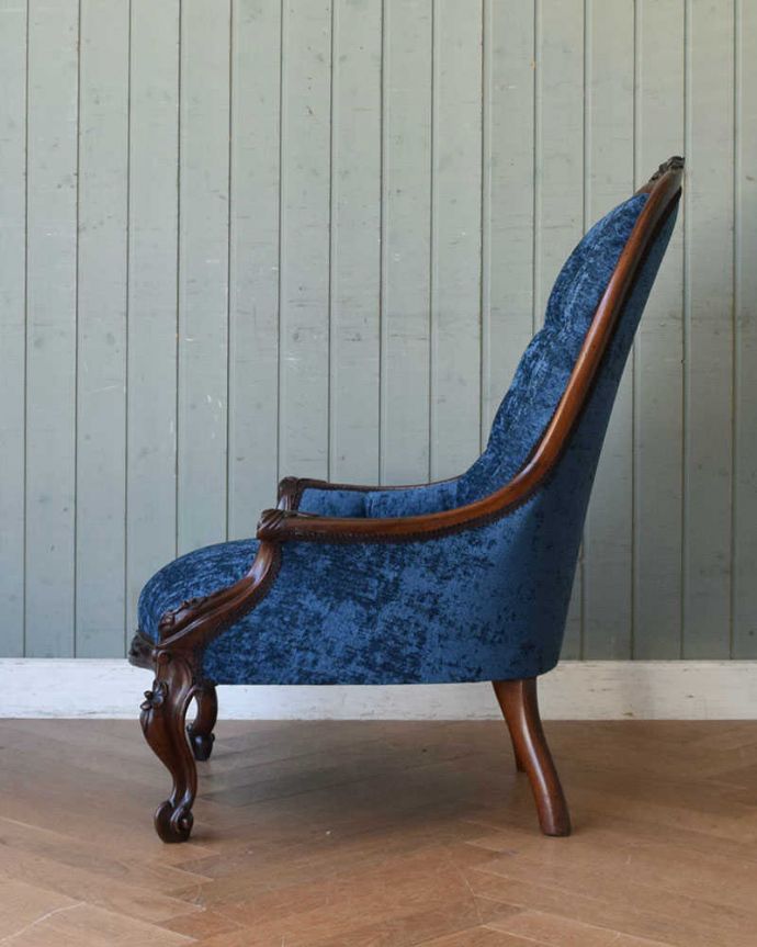 サロンチェア　アンティーク チェア　ウォルナット材のアームチェア、英国輸入のアンティークサロンチェア（パーソナルチェア）。よしかかりやすい背もたれです。(q-204-c)