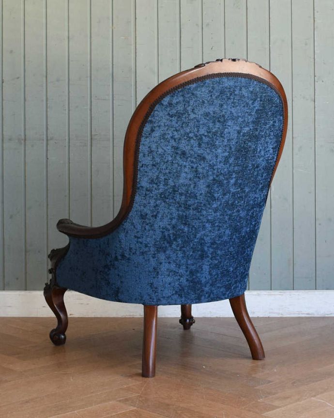 サロンチェア　アンティーク チェア　ウォルナット材のアームチェア、英国輸入のアンティークサロンチェア（パーソナルチェア）。アンティークは新品ではないので、もちろん経年変化によるキズはありますが、専門の職人が目立たないようキレイにお直しをしているので、後姿までキレイです。(q-204-c)