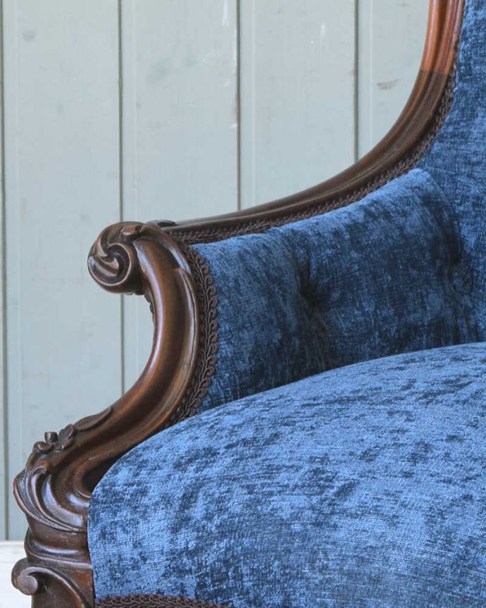 サロンチェア　アンティーク チェア　ウォルナット材のアームチェア、英国輸入のアンティークサロンチェア（パーソナルチェア）。アームにも美しい彫があります。(q-204-c)
