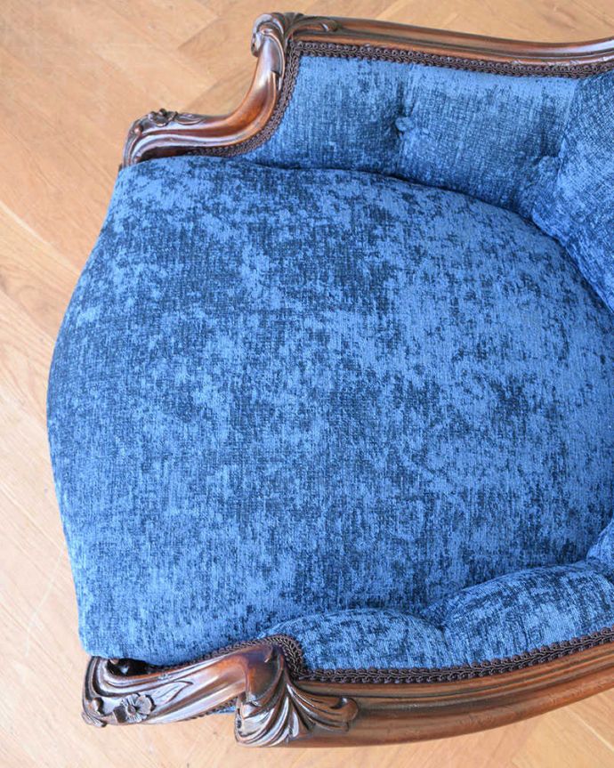 サロンチェア　アンティーク チェア　ウォルナット材のアームチェア、英国輸入のアンティークサロンチェア（パーソナルチェア）。すわり心地がいい座面。(q-204-c)