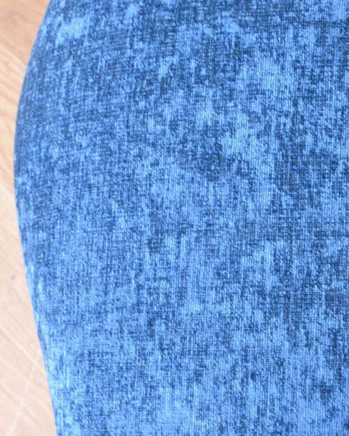 サロンチェア　アンティーク チェア　ウォルナット材のアームチェア、英国輸入のアンティークサロンチェア（パーソナルチェア）。チョコレート色のフレームの色とよく合う、新しい生地に張替えました。(q-204-c)