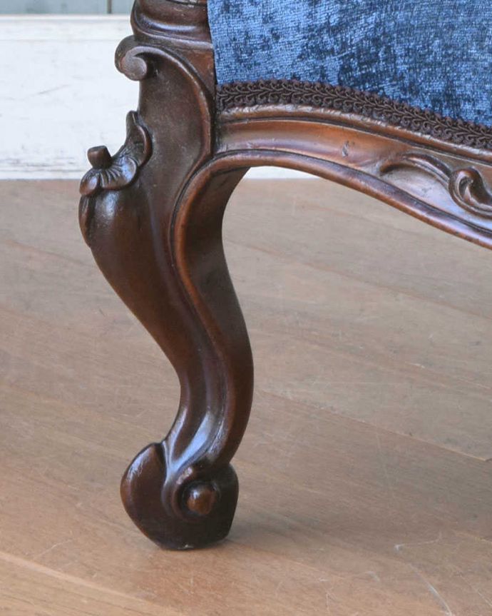 サロンチェア　アンティーク チェア　ウォルナット材のアームチェア、英国輸入のアンティークサロンチェア（パーソナルチェア）。きちんとお直ししていますので、大柄な男性でも安心してお掛け下さい。(q-204-c)