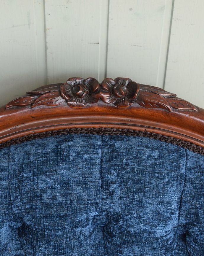 サロンチェア　アンティーク チェア　ウォルナット材のアームチェア、英国輸入のアンティークサロンチェア（パーソナルチェア）。可愛いお花の彫があります。(q-204-c)