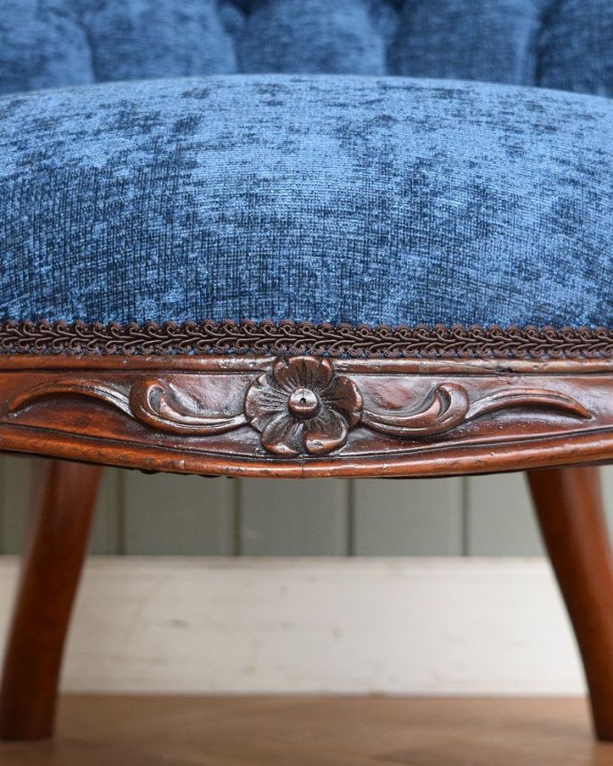 サロンチェア　アンティーク チェア　ウォルナット材のアームチェア、英国輸入のアンティークサロンチェア（パーソナルチェア）。座ると見えなくなる場所までにもお花の彫があります。(q-204-c)