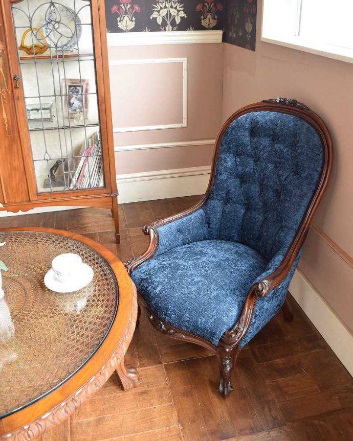 サロンチェア　アンティーク チェア　ウォルナット材のアームチェア、英国輸入のアンティークサロンチェア（パーソナルチェア）。置いてあるだけでその場の空気感を換えてくれるんです。(q-204-c)