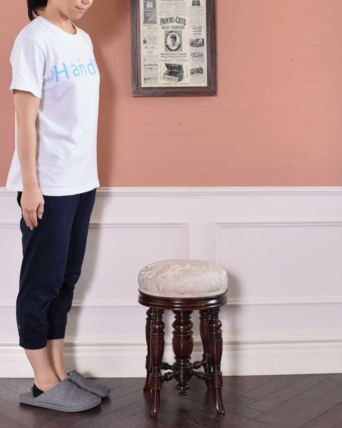 ダイニングチェア　アンティーク チェア　彫りがたっぷりの装飾が美しい、イギリスの布座面アンティークスツール。贅沢の極み。(q-212-c)