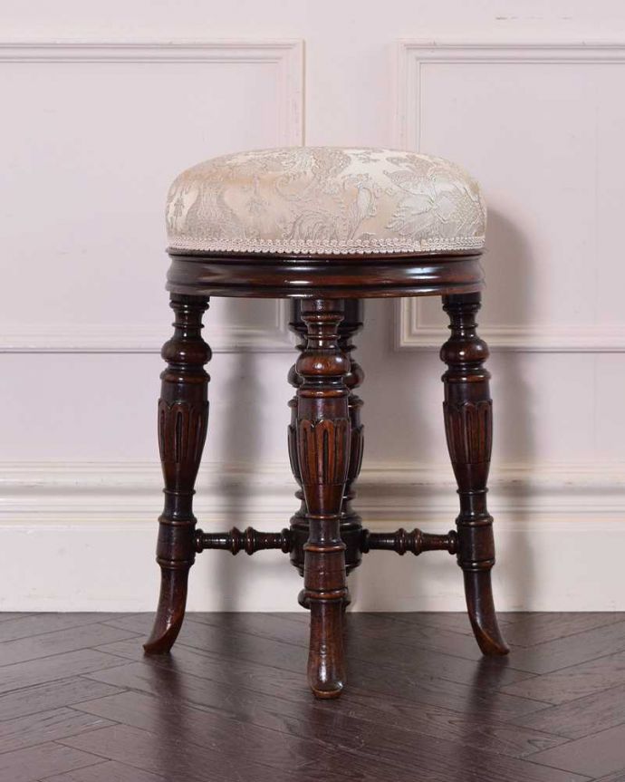 ダイニングチェア　アンティーク チェア　彫りがたっぷりの装飾が美しい、イギリスの布座面アンティークスツール。360度、どこから見ても美しいしっかり修復したので、どの角度から見てもキレイです。(q-212-c)