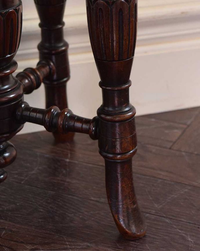 ダイニングチェア　アンティーク チェア　彫りがたっぷりの装飾が美しい、イギリスの布座面アンティークスツール。移動もラクラクの理由は…Handleのアンティークチェアの脚の裏には、フェルトキーパーをお付けしていますので、持ち上げず床を滑らせてお使い頂けます。(q-212-c)